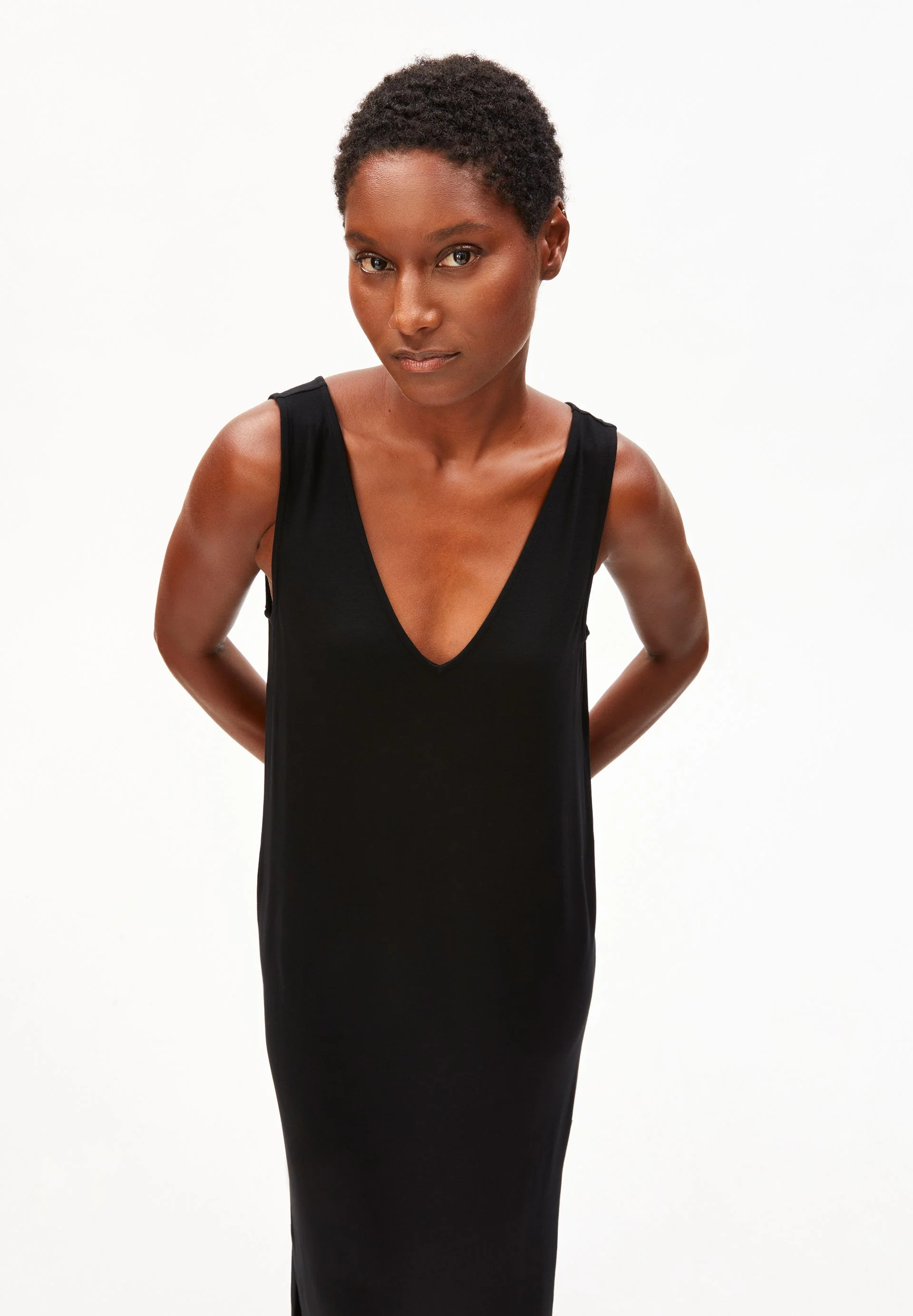 ÄRMELLOSES JERSEY-MIDI-KLEID | black