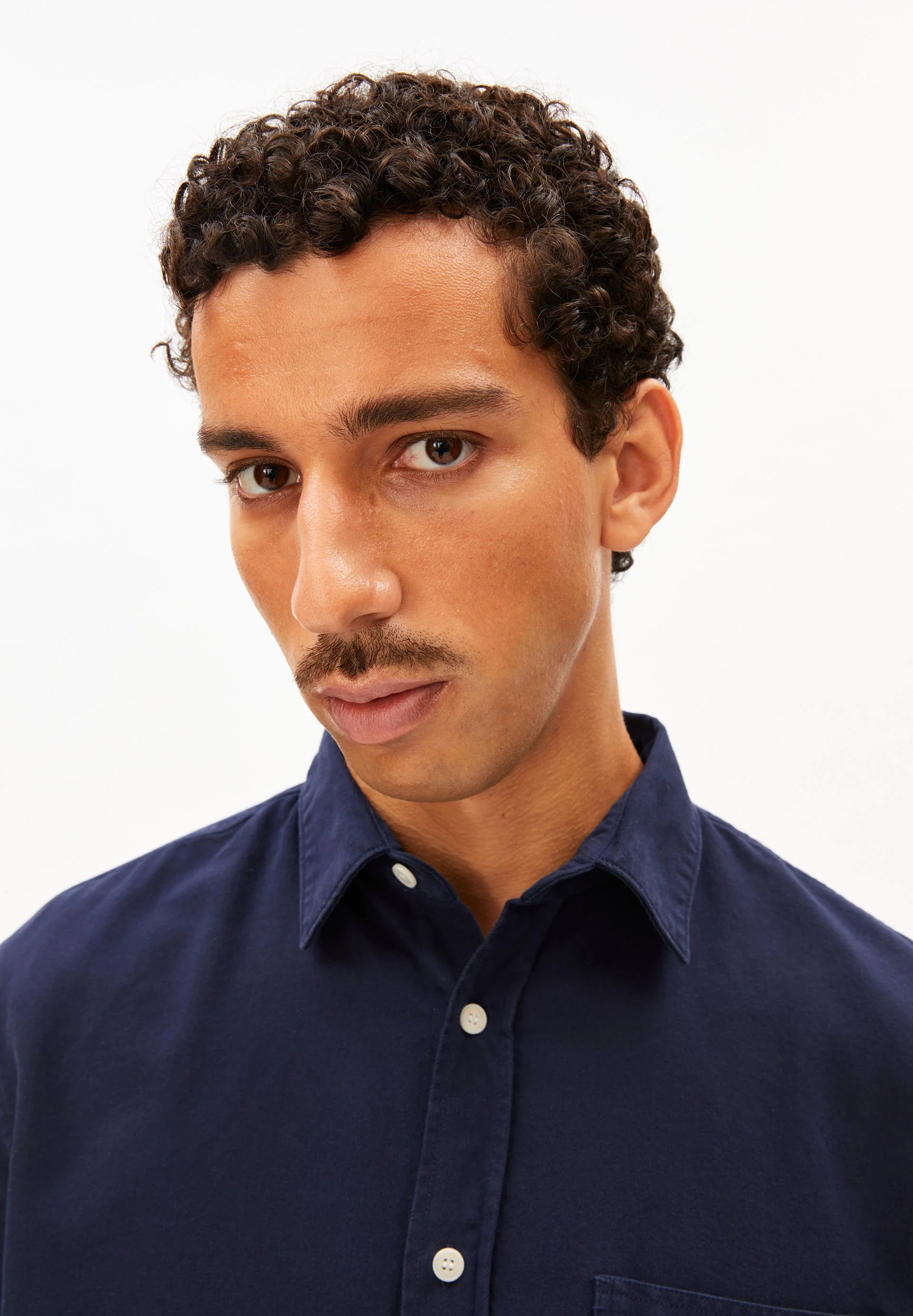 BAUMWOLL-LEINEN KURZARMHEMD | tinted navy - Image 3
