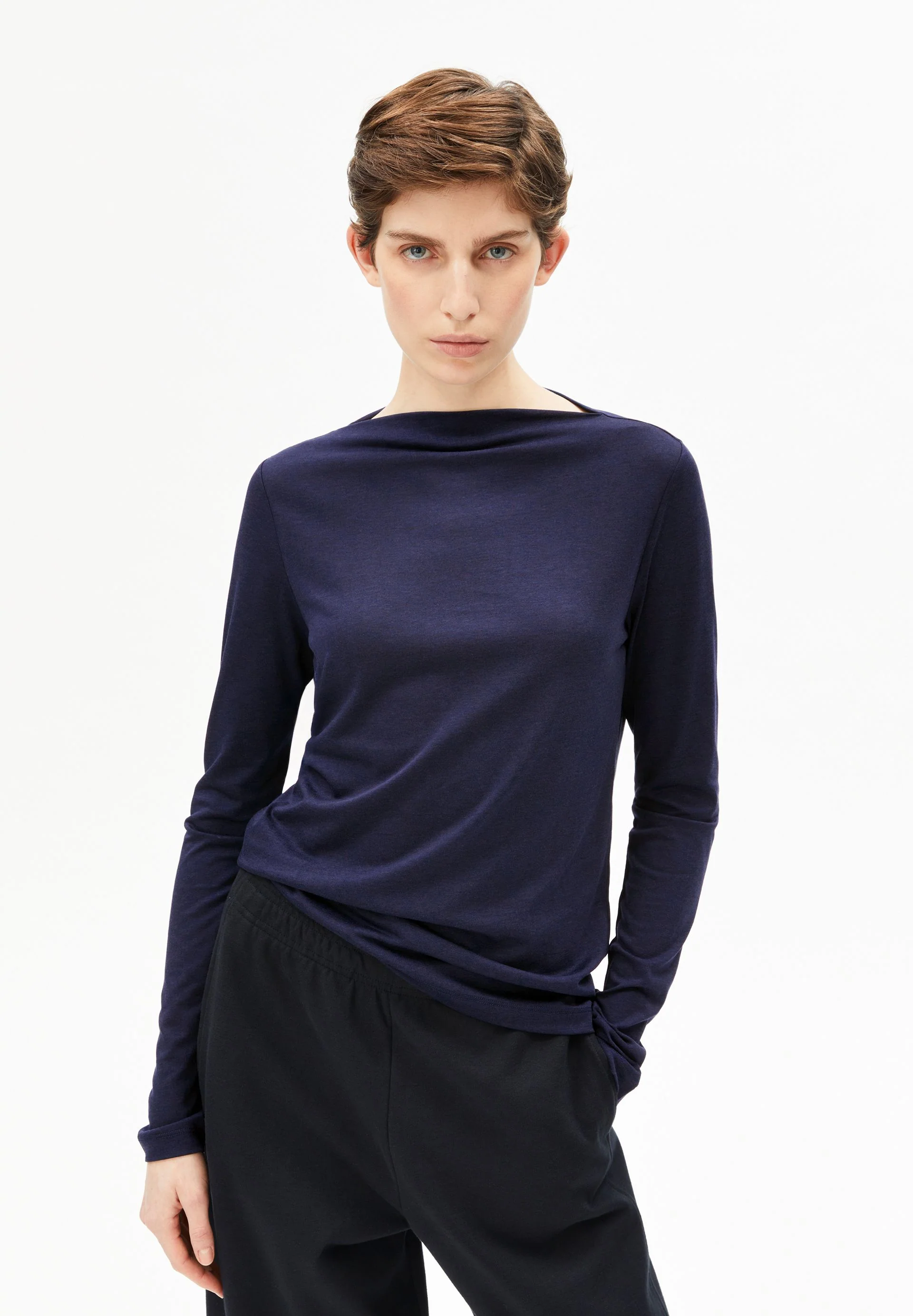 BOAT NECK LANGARMSHIRT | tinted navy