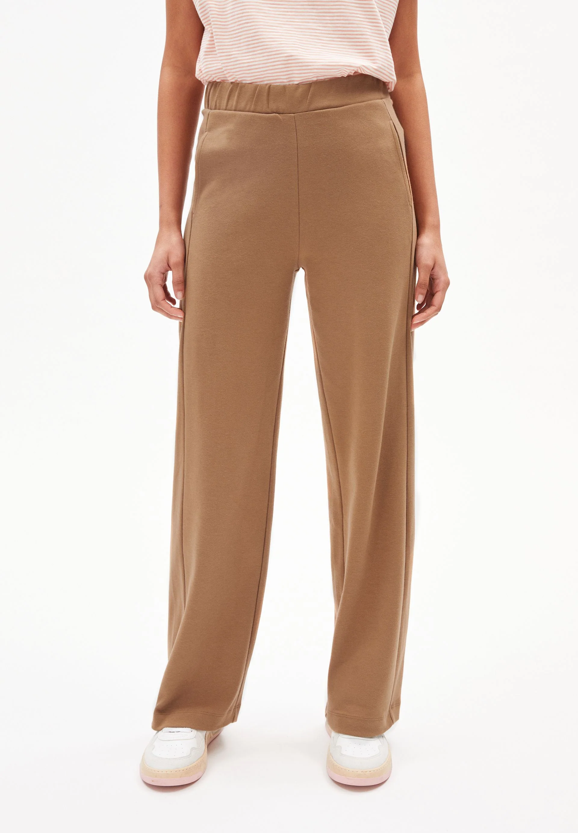 MAARLE | smoky almond