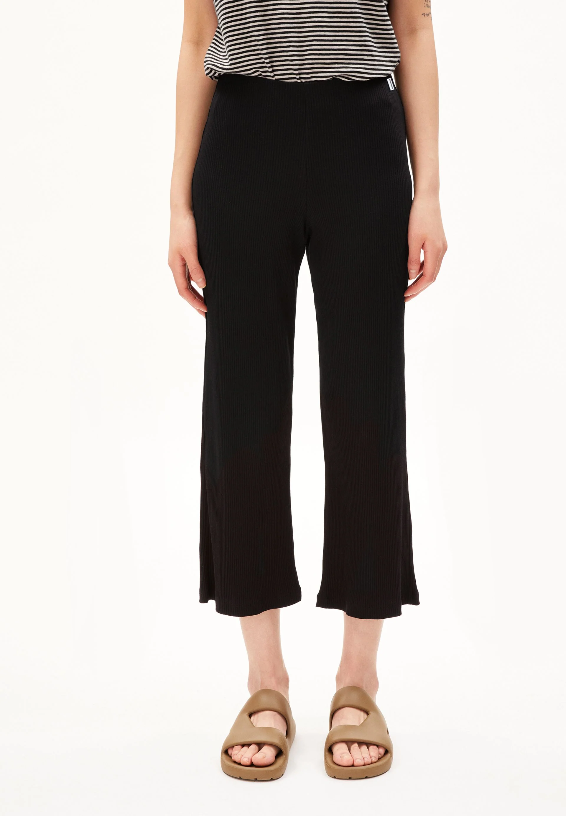 NIAAN | black