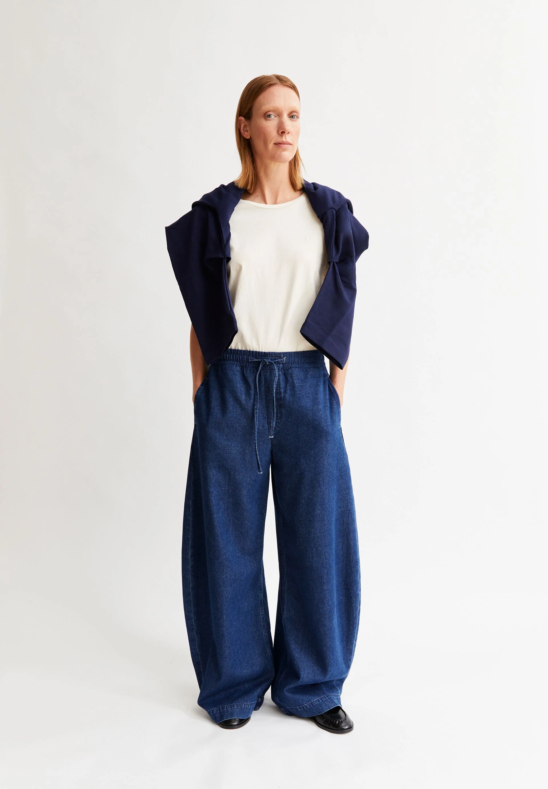PULL-ON BARREL JEANSHOSE | eau - Image 4